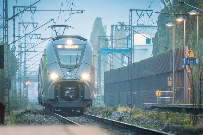 Un treno di agilis, società controllata da BeNEX, entra in stazione.