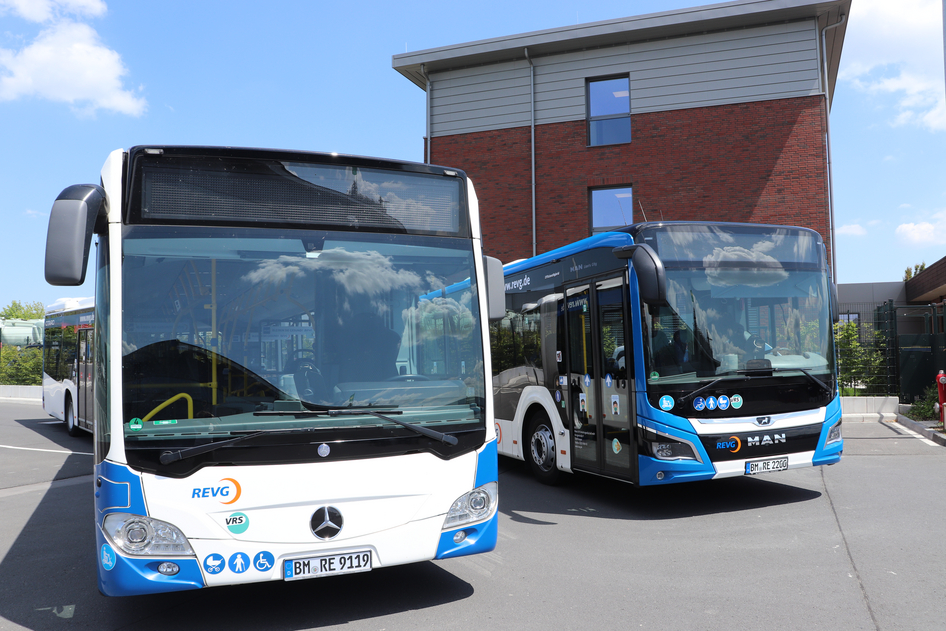 Gli autobus blu e bianchi di REVG al deposito.