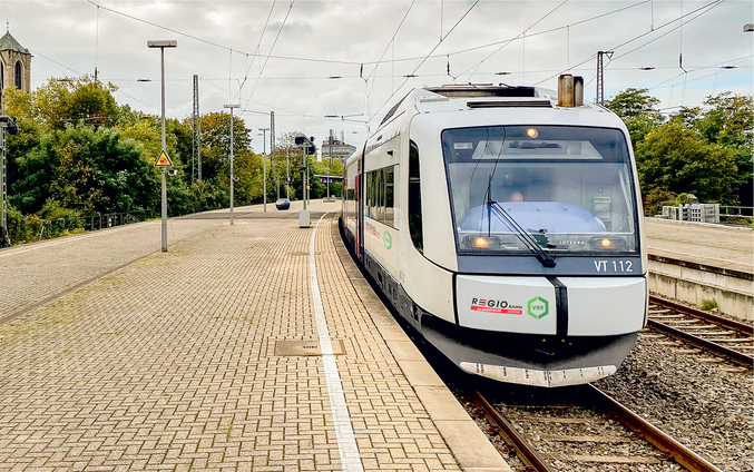 Il treno bianco di Regiobahn entra in una stazione