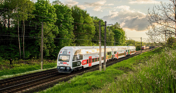 Un treno passa ai margini di una foresta in Lituania