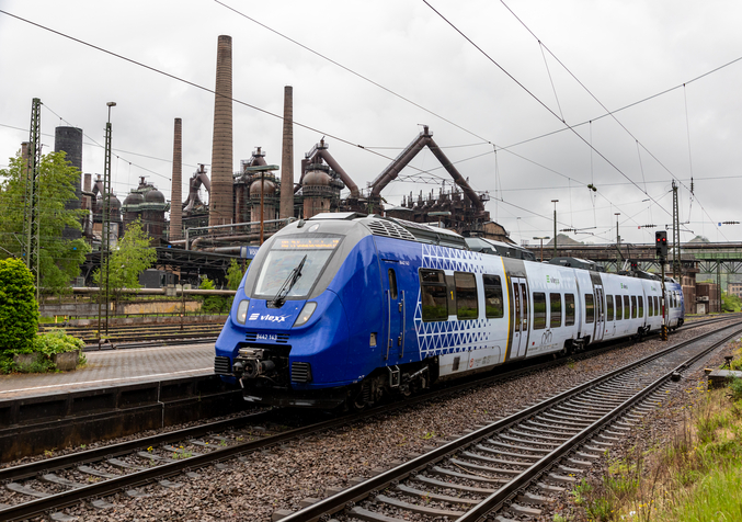 Il treno blu e bianco di NETINERA si trova sulla piattaforma