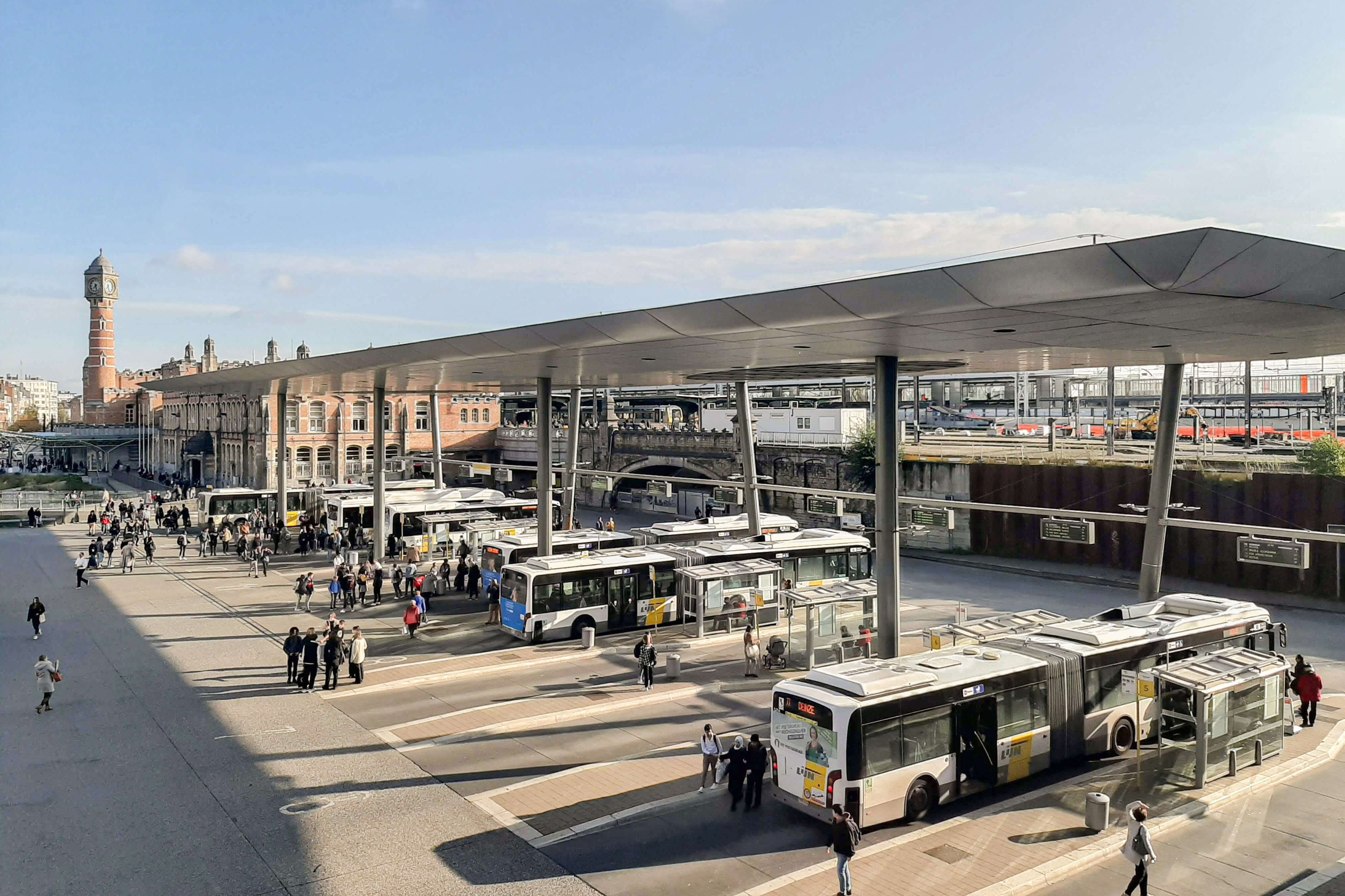 Busse am Busbahnhof in Belgien