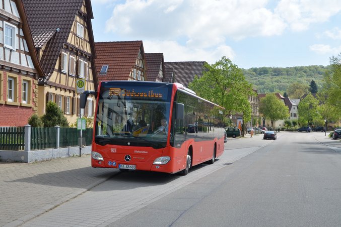 Un autobus della RVS Regionalbusverkehr Südwest GmbH, una controllata della DB Regio Straße, è fermo a una fermata dell'autobus.