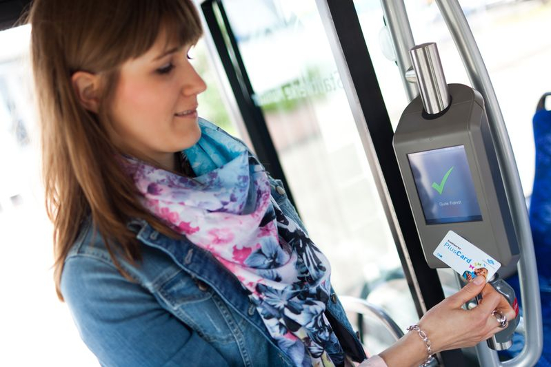 Fahrgast hält die PlusCard Münster an den Ticket Validator