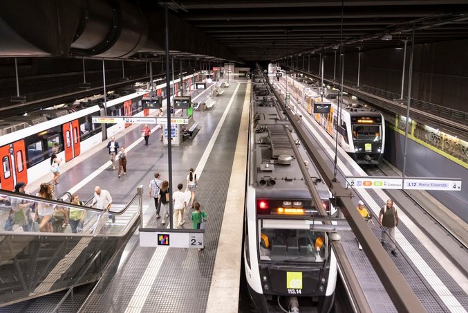 Vista della stazione sotterranea di Plaça de Catalunya a Barcellona con i treni FGC in arrivo.