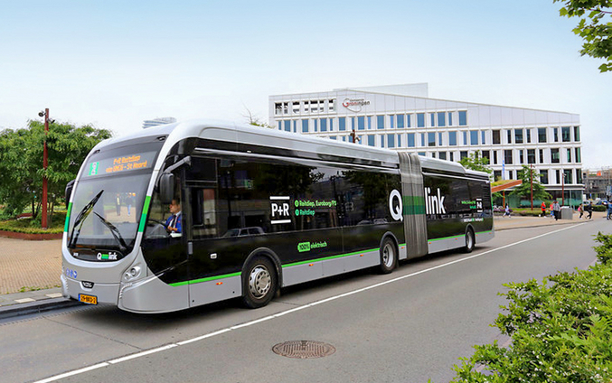 Un autobus da Qbuzz attraversa una città