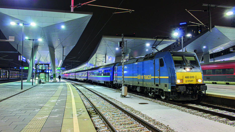 MAV-Zug am Bahnhof in Budapest
