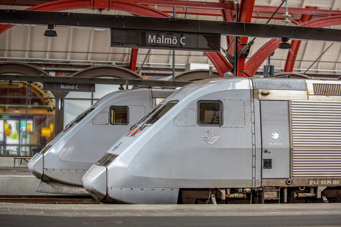 Due treni SJ grigio argento si trovano su un binario ferroviario a Malmö.