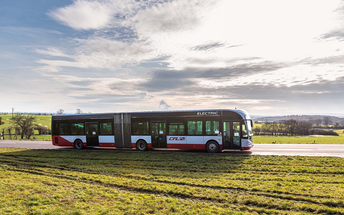 IVU: Betriebslenkung für CFL Un autobus articolato in livrea CFL di lato su una strada rurale.