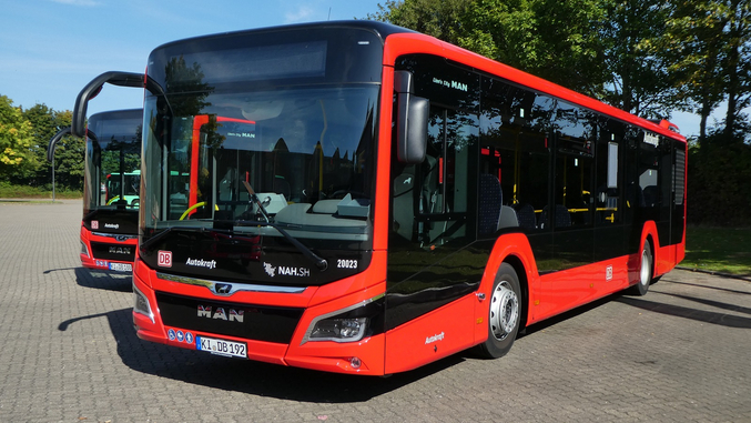 Due autobus DB Regio rossi parcheggiati