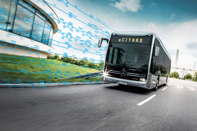 Una Mercedes-Benz eCitaro color argento sta percorrendo una strada. Davanti all'autobus, la grafica di un software è implementata nell'immagine.