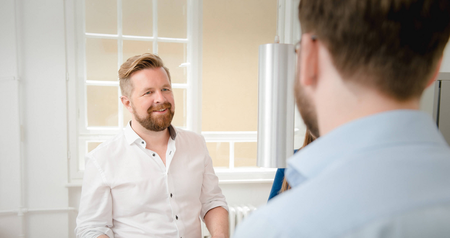 Mann im Gespräch mit einem Kollegen