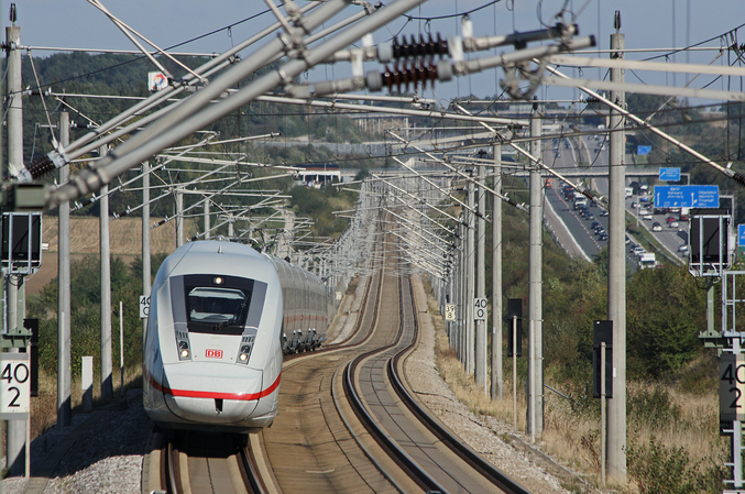 Un ICE 4 sta attraversando numerose linee elettriche in direzione del fotografo.